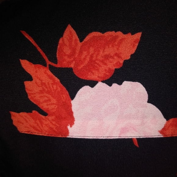 WHO WHAT WEAR Black Button Up Floral Sleeveless Blouse - Picture 4 of 6